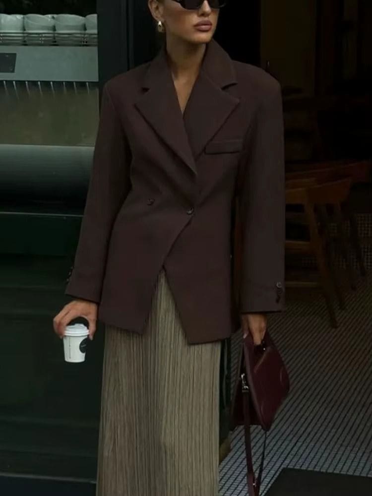 Modelo usando blazer marrom feminino alongado em combinação estilosa com calça, ideal para um visual casual chic da Moda Origem