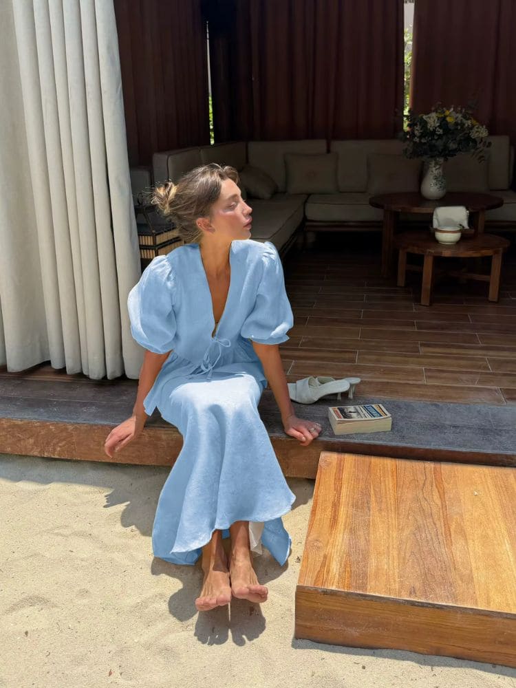 Proposta de look de verão com conjunto de saia longa trombeta e blusa azul claro Moda Origem