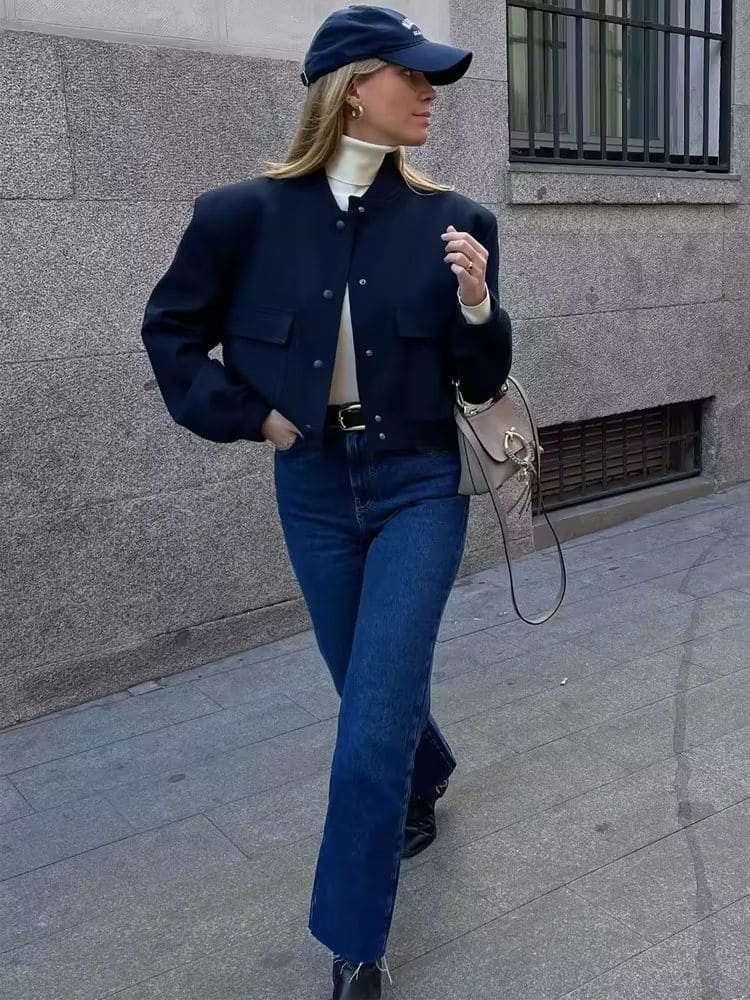 Detalhe dos botões de pressão encapados e gola em ribana da jaqueta bomber estilo Zara, Moda Origem.