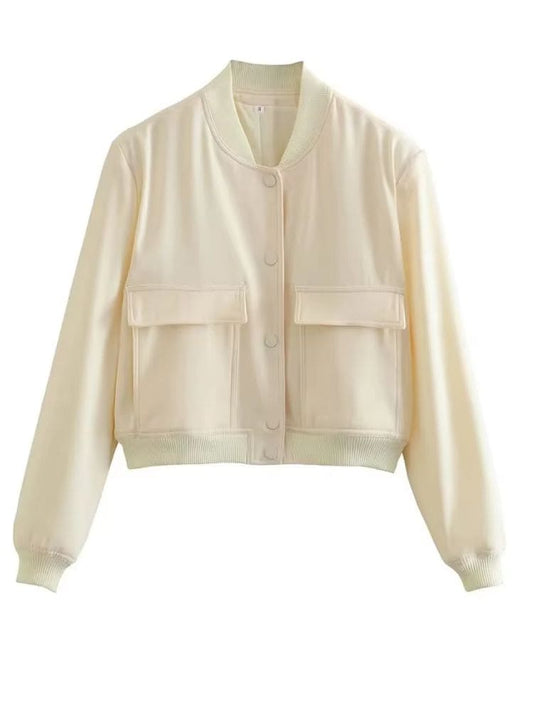 Jaqueta bomber feminina curta estilo Zara na cor bege, detalhe frontal com botões encapados, exclusividade Moda Origem.