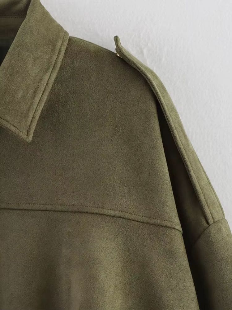 Detalhe lateral da jaqueta bomber feminina de camurça com manga morcego e gola lapela Moda Origem