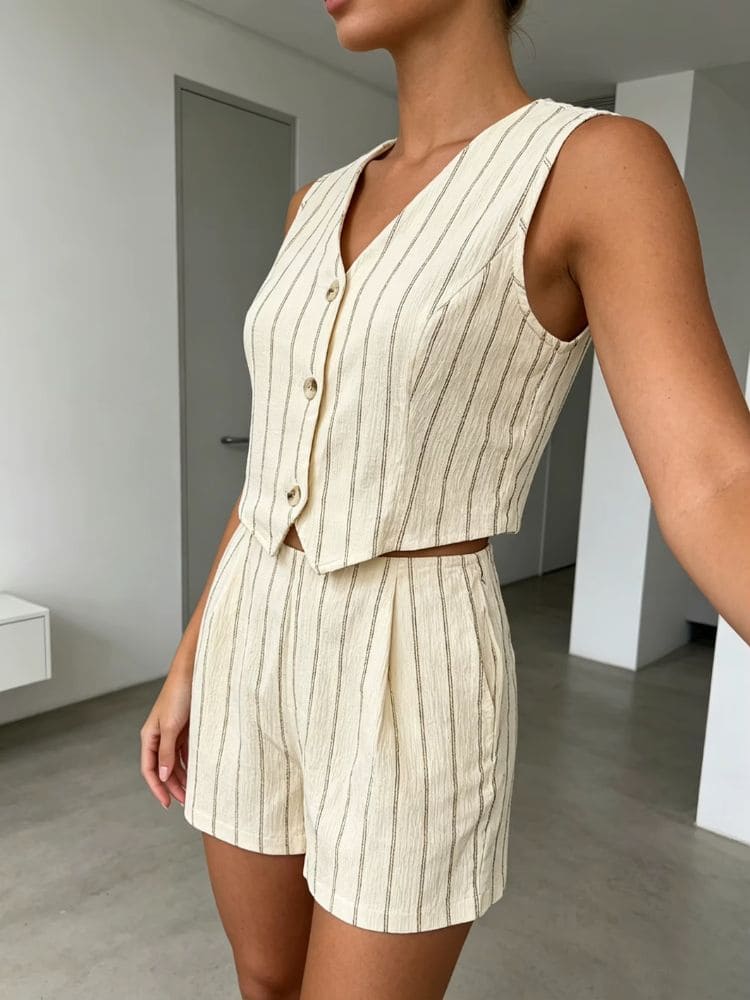 Modelo de perfil posando com conjunto de malha texturizada, destacando a leveza e o movimento da peça de verão