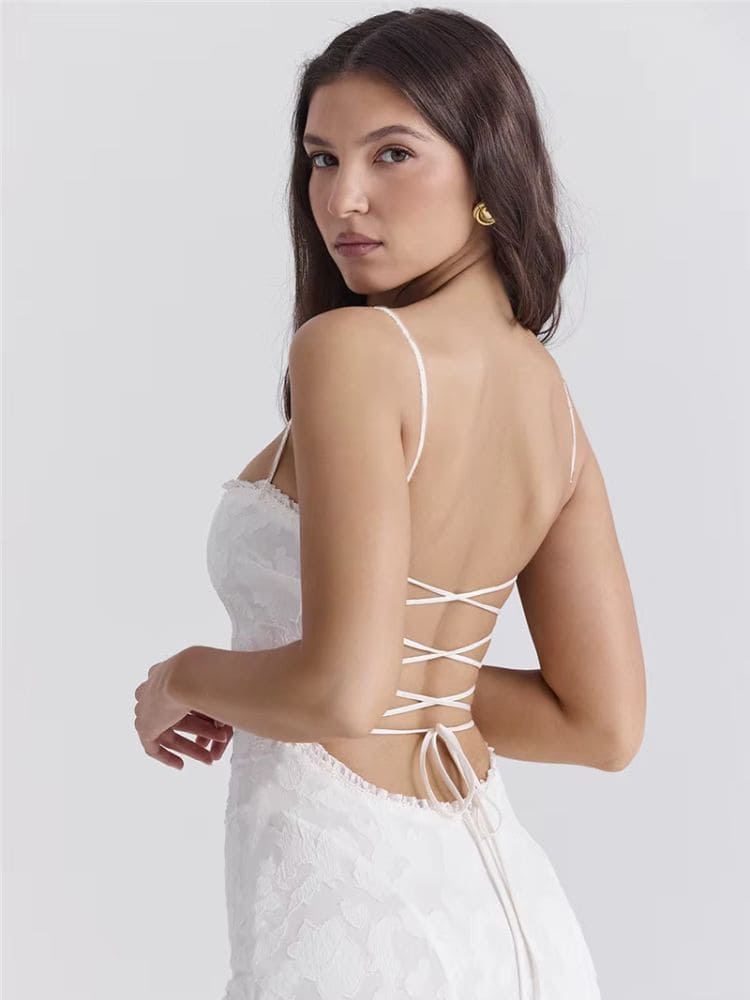 Vestido branco com fitas cruzadas nas costas, elegante para festas, jantares ou casamentos civis. Moda Origem