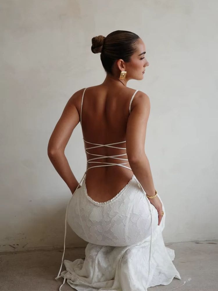 Vestido branco com renda e costas abertas, visto de frente, ideal para eventos como noivados. Moda Origem