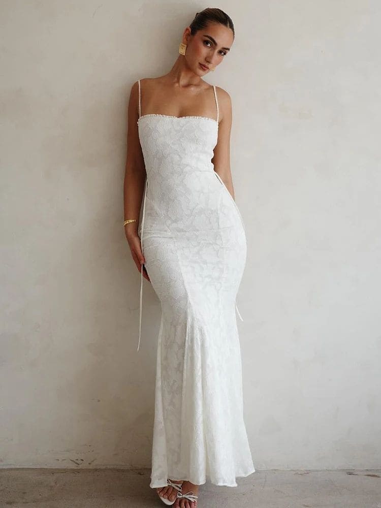 Vestido branco com renda e costas abertas, visto de frente, ideal para eventos como noivados. Moda Origem