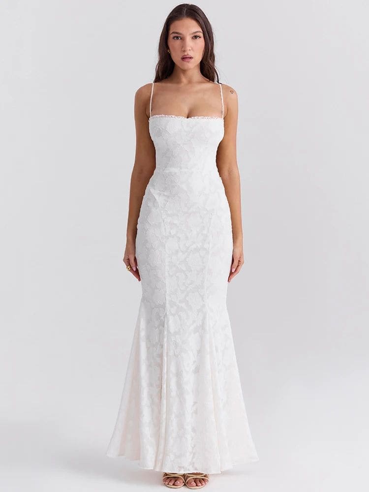 Vestido branco longo com renda, modelo de frente, ideal para eventos formais. Moda Origem