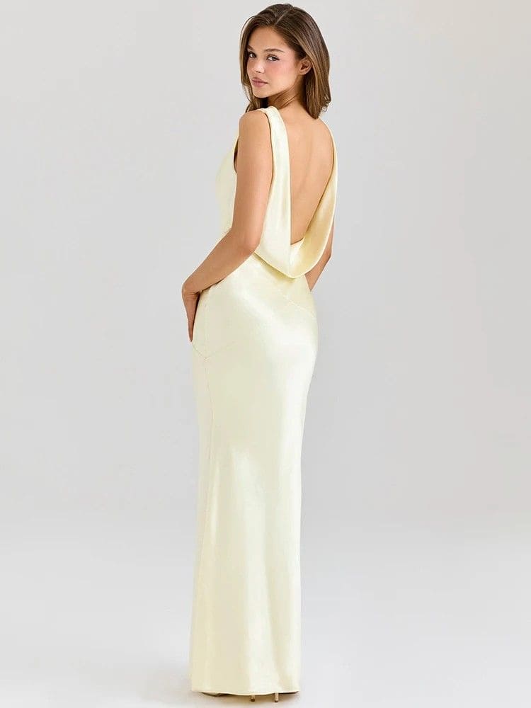 Vista lateral do vestido de cetim amarelo com acabamento acetinado – Moda Origem