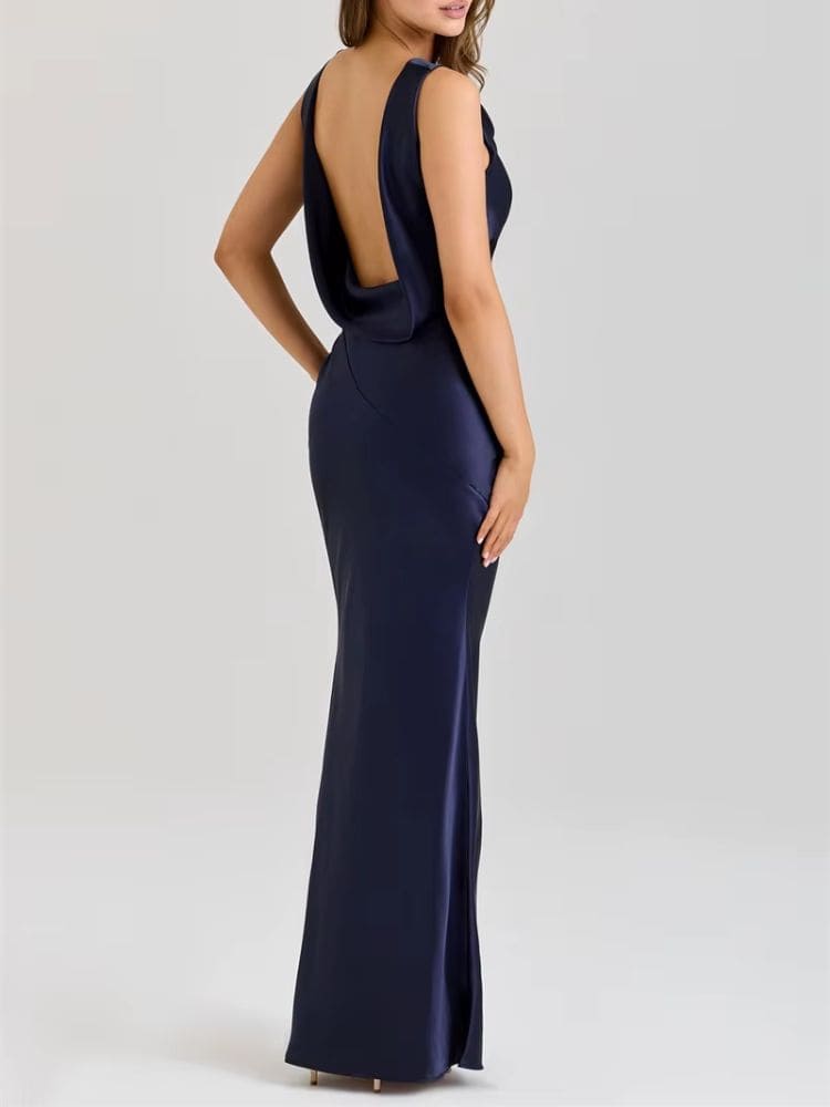 Modelo de perfil destacando as costas abertas do vestido – Moda Origem
