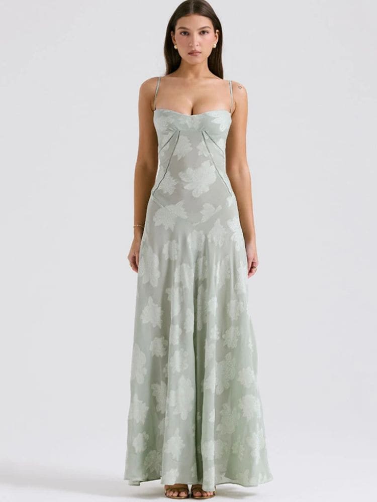 Detalhe do decote reto do vestido longo floral - Moda Origem