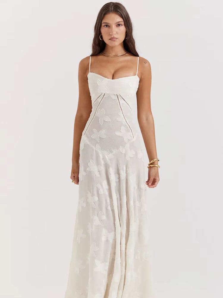 Detalhe da renda no vestido longo branco floral - Moda Origem