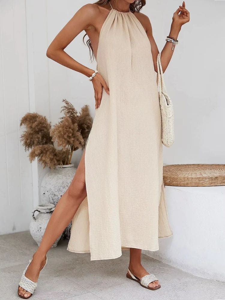 Visão completa do Vestido Longo Elegante de Algodão Boho Chic com Decote Profundo em modelo – Moda Origem