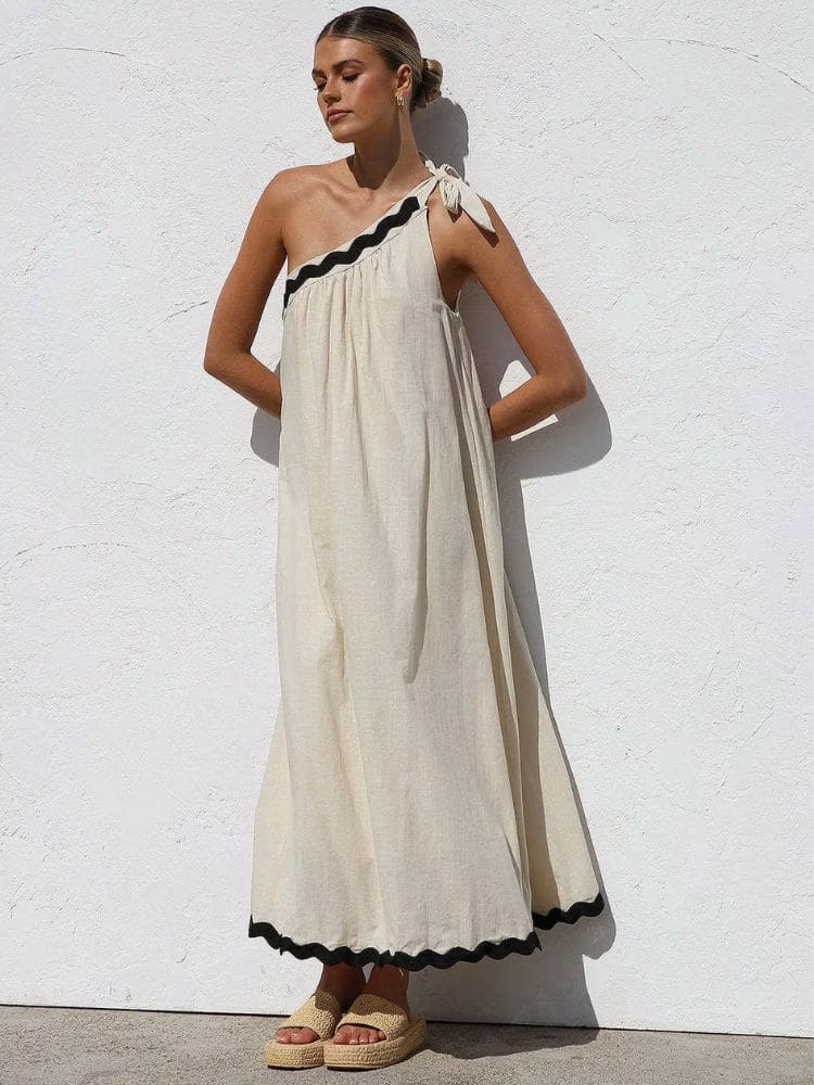 Modelo com vestido longo bege um ombro só com babado, Moda Origem