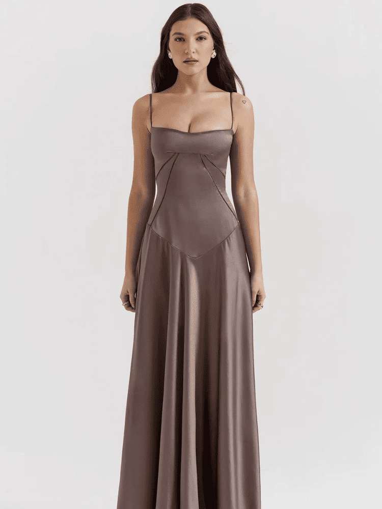 Modelo usando vestido longo de cetim para casamento elegante – Moda Origem
