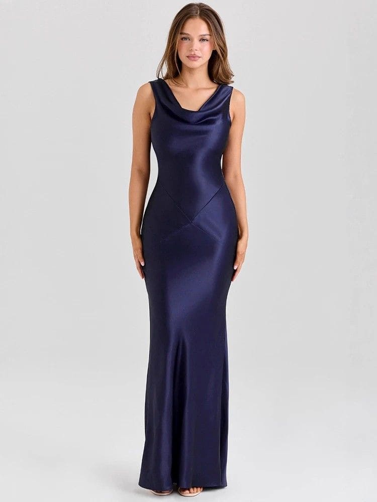 Modelo usando vestido longo de cetim azul visto de frente – Moda Origem