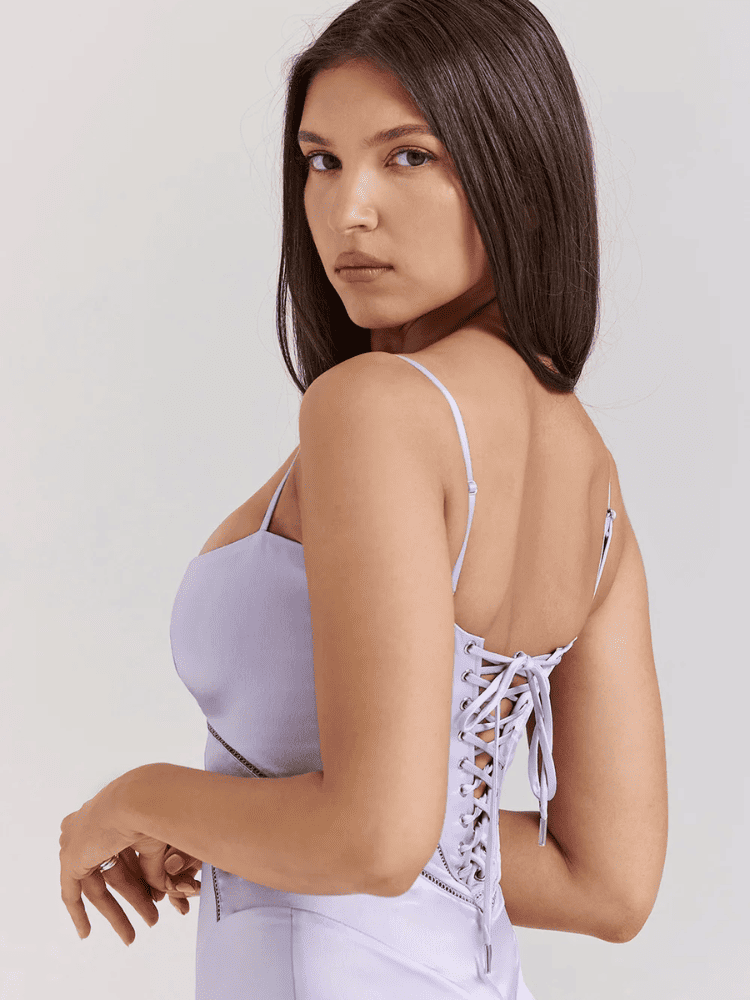 Detalhe do tecido cetim premium do vestido longo de casamento – Moda Origem