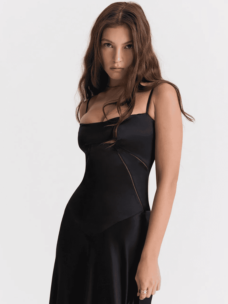 Vestido longo de cetim vibrante com decote reto preto - Moda Origem