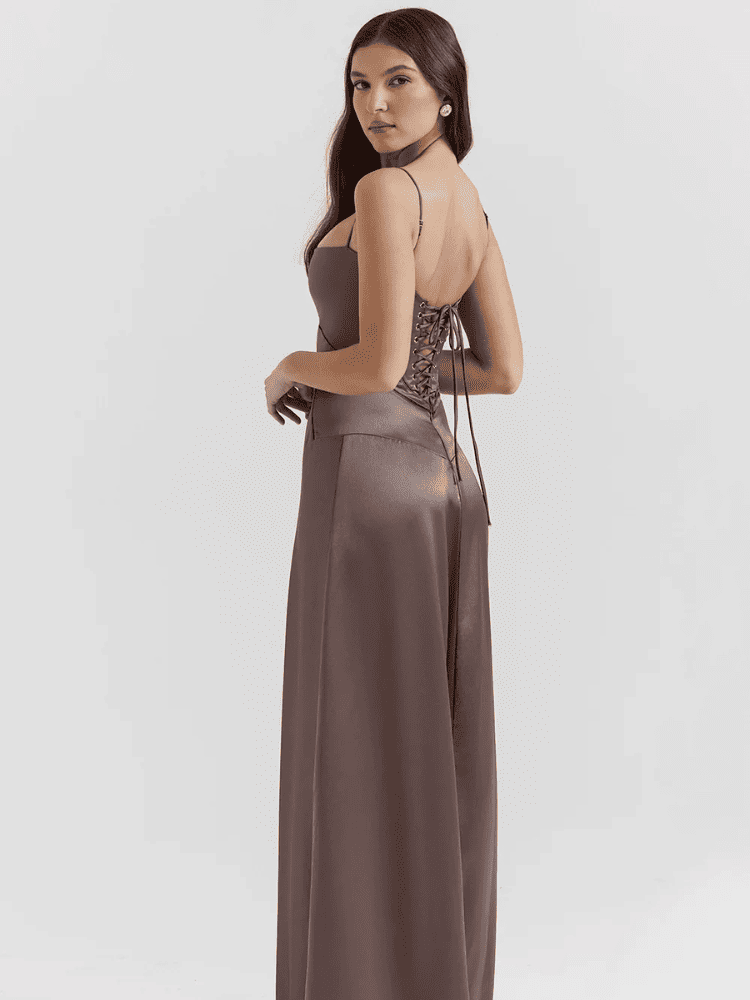 Visual completo do vestido longo de cetim para casamento à noite – Moda Origem
