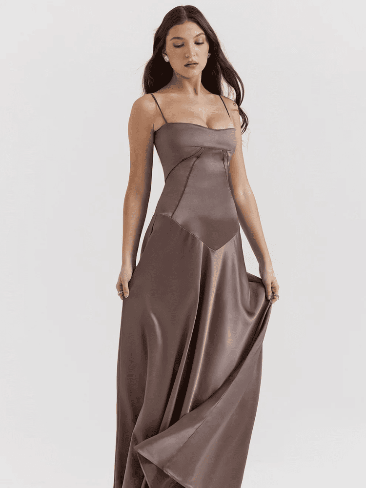 Modelo usando vestido longo de cetim marrom para casamento – Moda Origem
