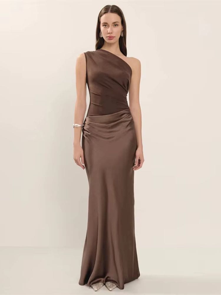 Vestido longo de cetim marrom Moda Origem com um ombro só – vista frontal em corpo inteiro da modelo