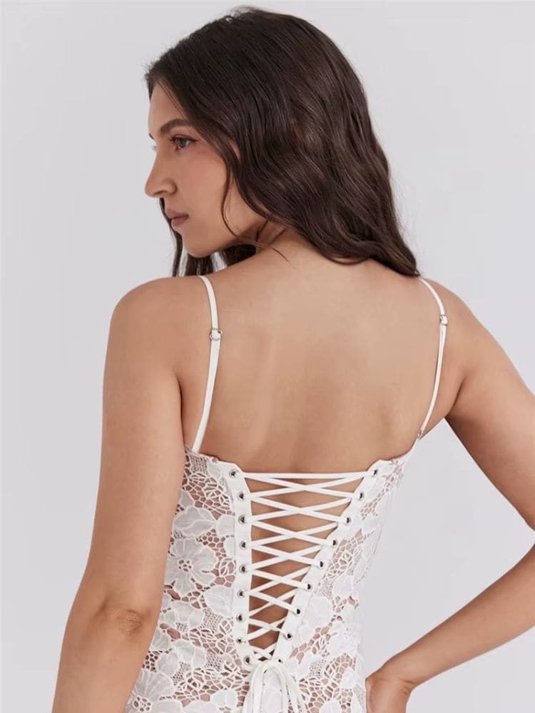 Close-up da amarração nas costas do vestido longo branco - Moda Origem
