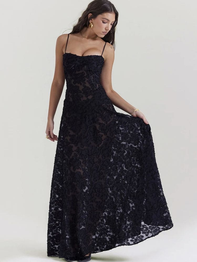Detalhe da renda floral do vestido longo com alça fina - Moda Origem, verão 2025