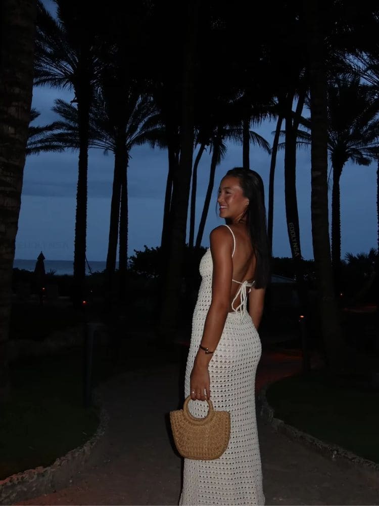 Vestido longo de crochê feminino Moda Origem chic para passeios na praia.