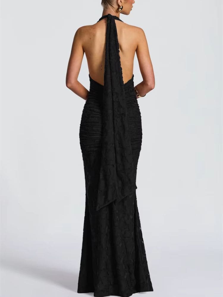 Modelo mostra costas abertas com amarração do vestido longo preto – Moda Origem