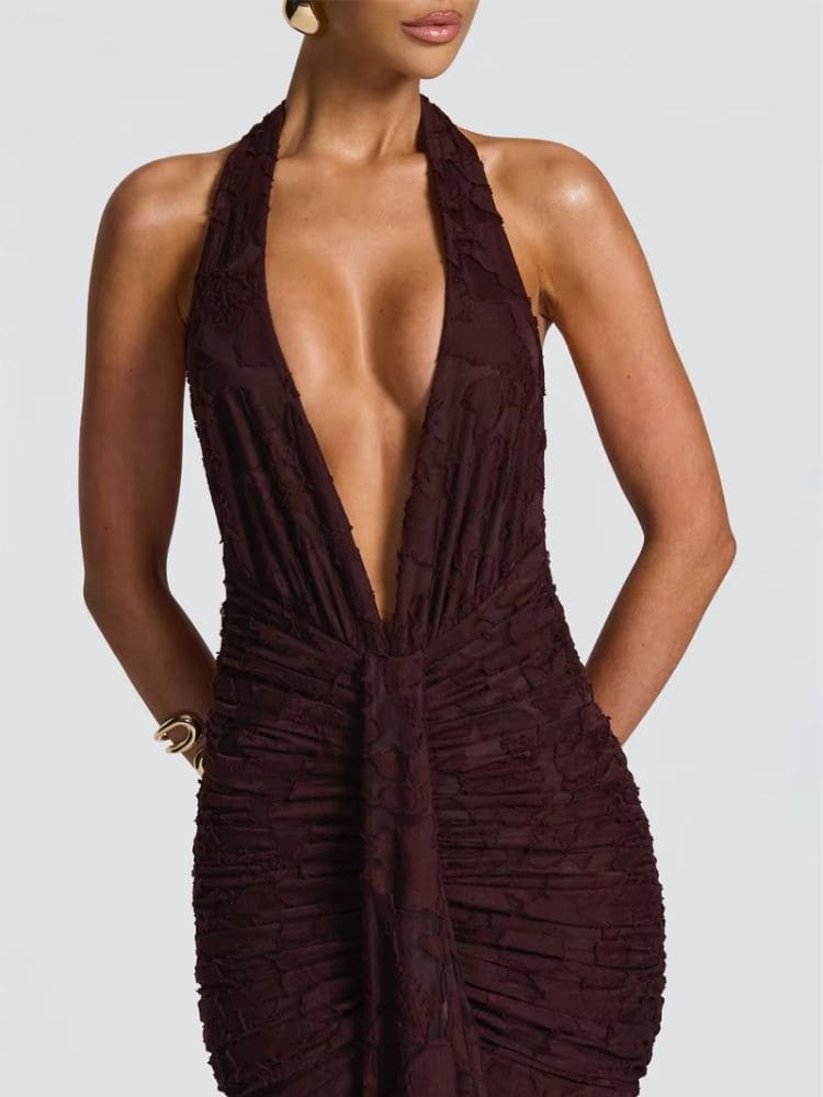 Detalhe do decote V profundo do vestido longo de festa marrom – Moda Origem