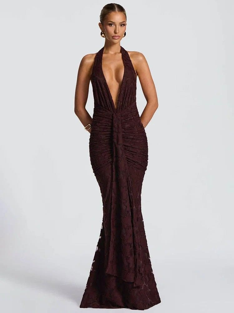 Vestido longo de festa na cor marrom, visto de frente, com decote V – Moda Origem