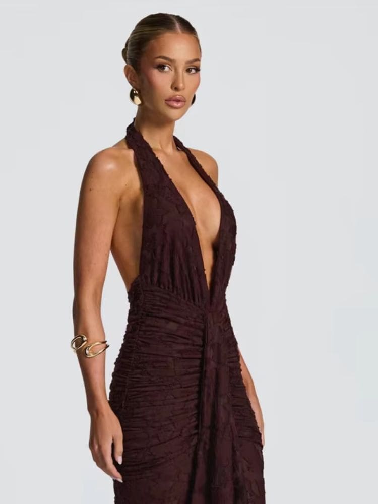 Vista lateral do vestido longo marrom com modelagem sereia – Moda Origem
