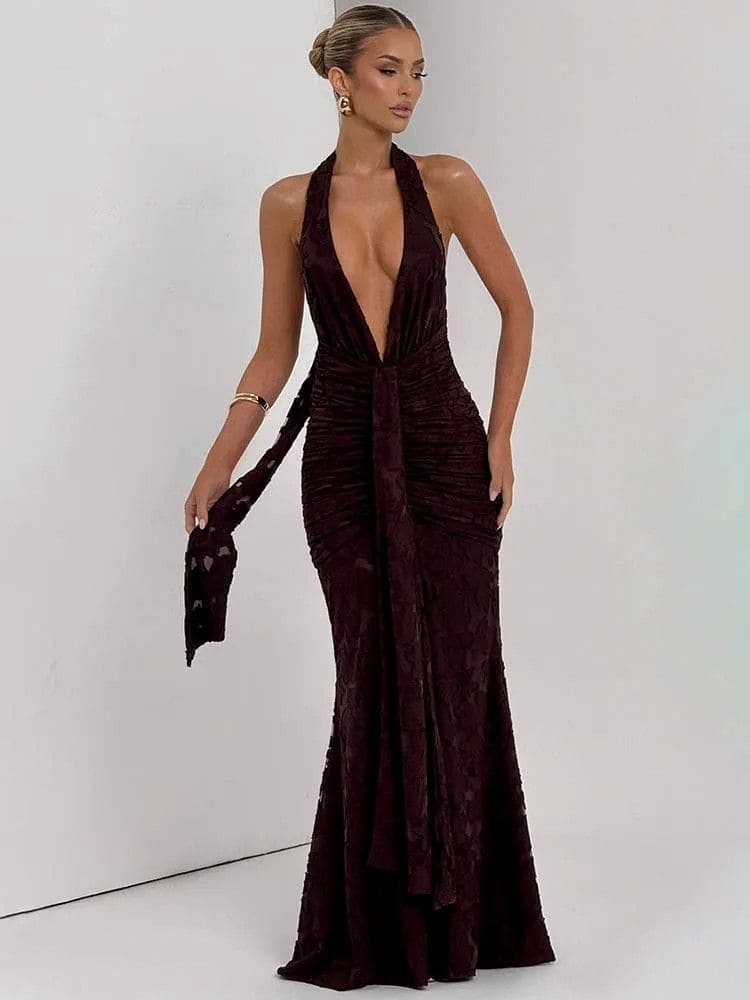 Close na renda floral do vestido longo de festa marrom da Moda Origem