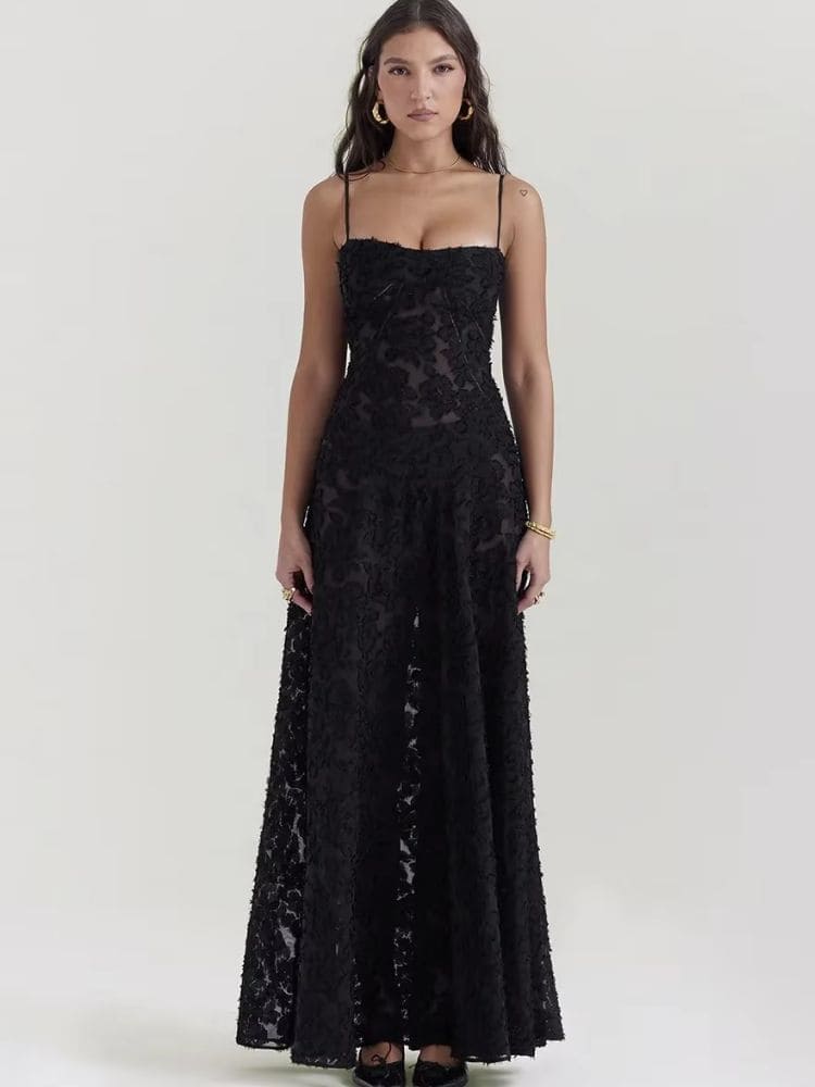 Modelo usando vestido longo floral preto com alça fina visto de frente - Moda Origem