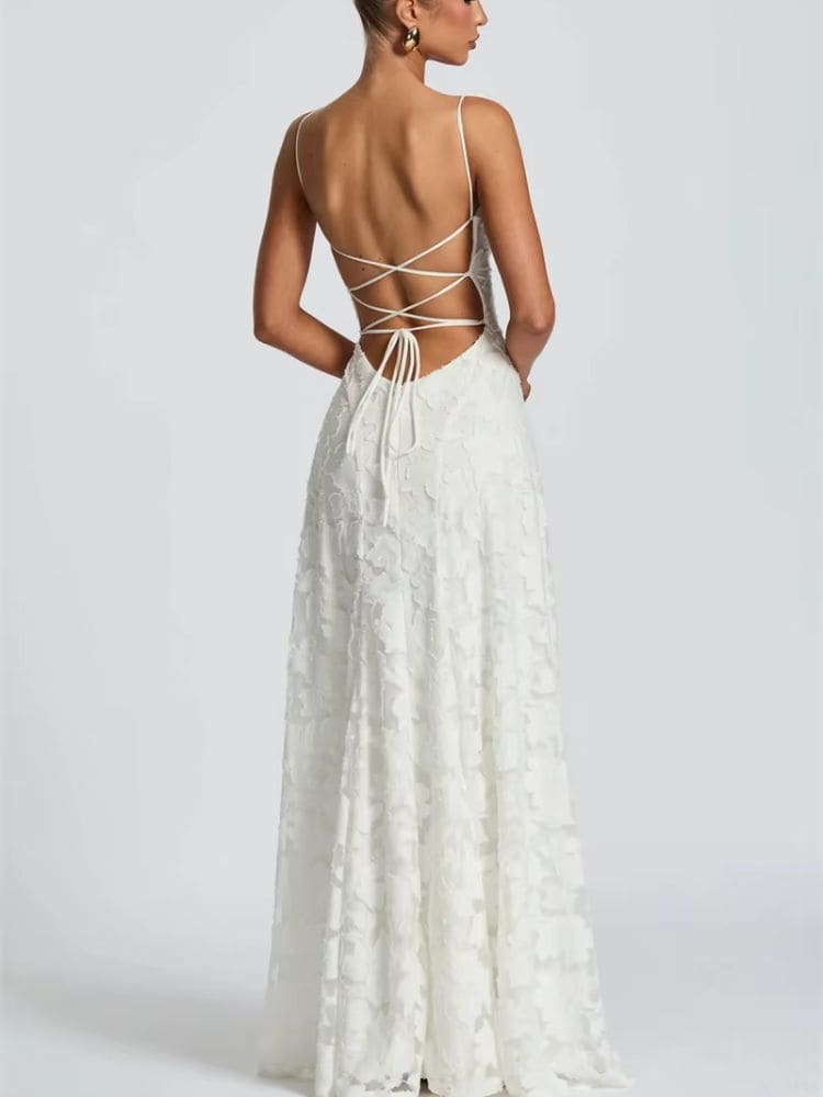 Detalhe das costas abertas com laço ajustável no vestido branco de renda – Moda Origem