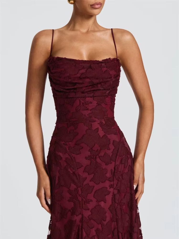 Close do decote reto com plissado no vestido de renda floral – Moda Origem