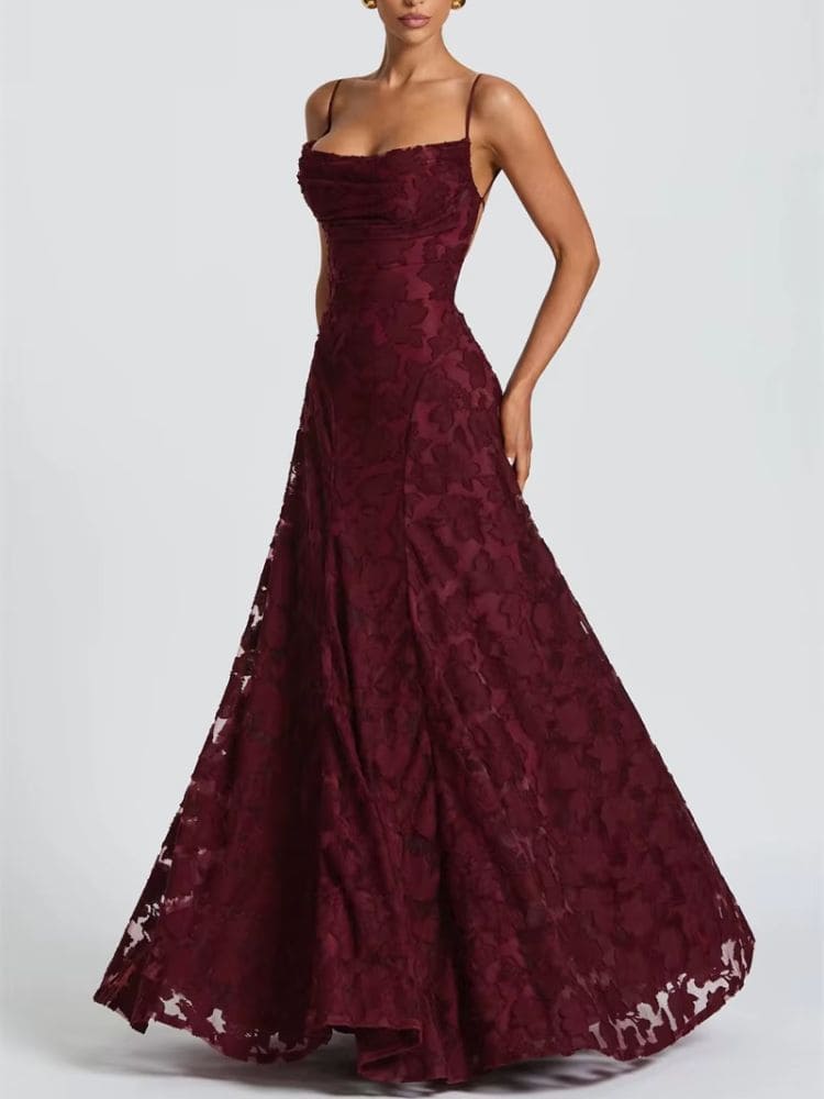 Modelo usando vestido longo de renda vinho em pose de perfil – Moda Origem