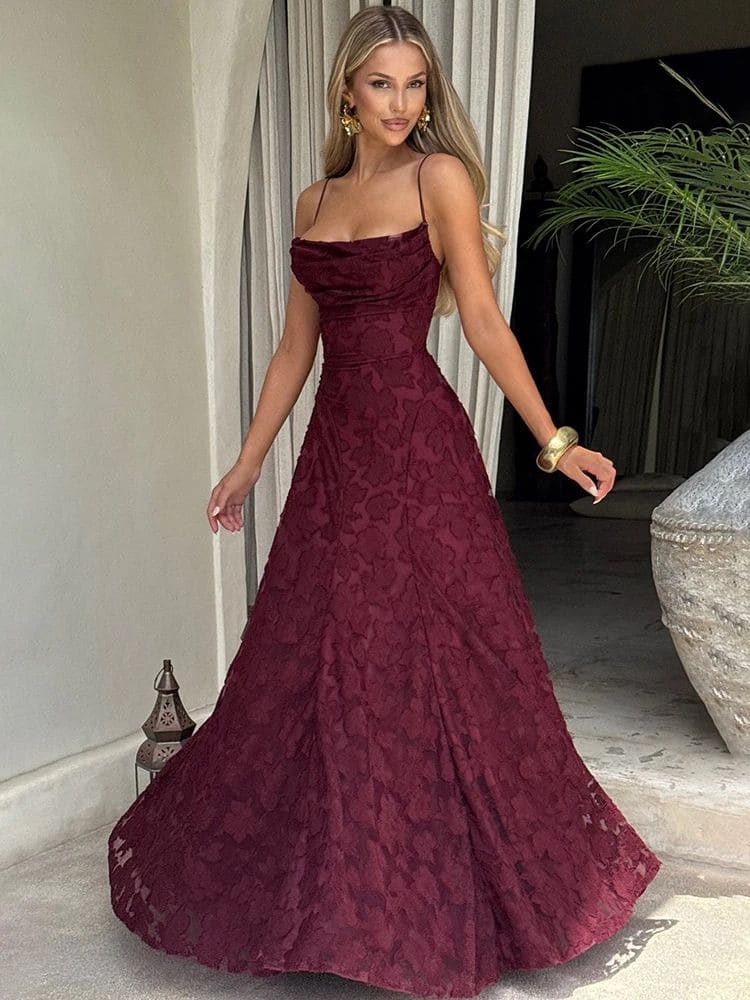 Movimento da saia esvoaçante no vestido longo vinho de renda floral – Moda Origem