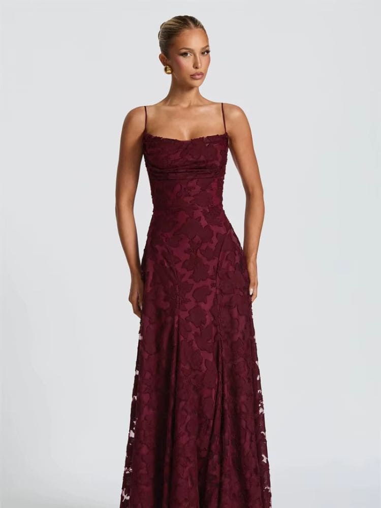 Vestido longo de renda floral na cor vinho visto de frente – Moda Origem