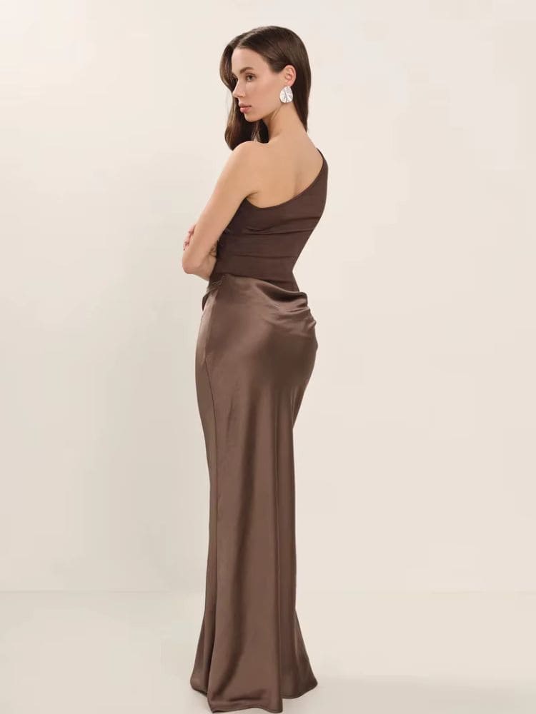 Costas do vestido longo Moda Origem em cetim marrom com cintura marcada e caimento elegante