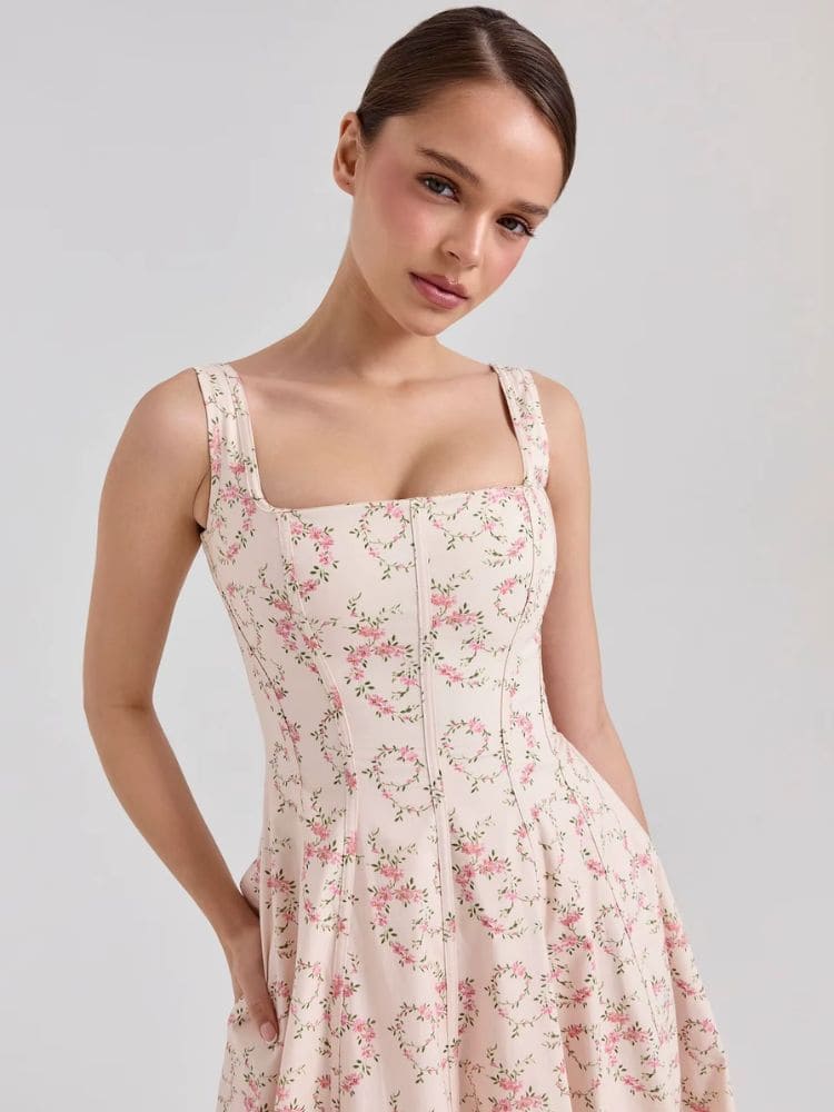 Close no decote reto com alças largas do vestido midi rosa floral- Moda Origem