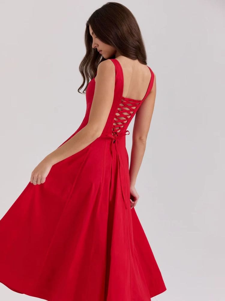 Modelo usando vestido midi vermelho costas com amarração - Moda Origem
