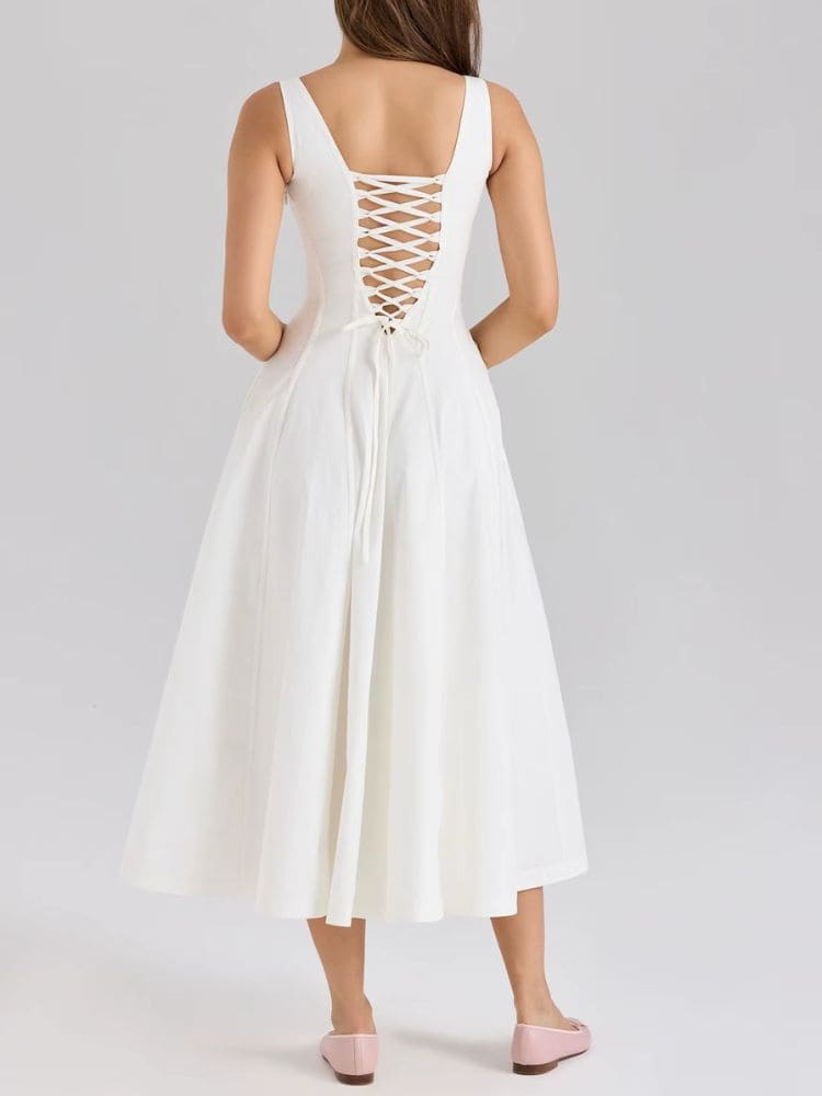 Visual das costas abertas com amarração do vestido midi branco - Moda Origem