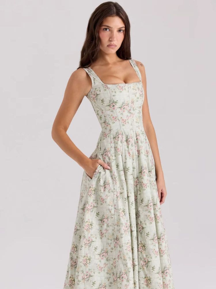 Modelo destacando os bolsos da saia do vestido midi floral - Moda Origem