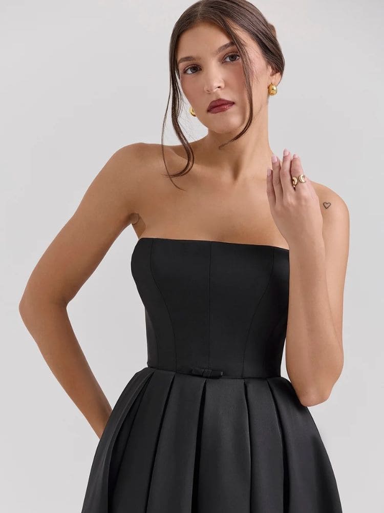 Detalhe do laço na cintura do vestido midi tomara que caia - Moda Origem.