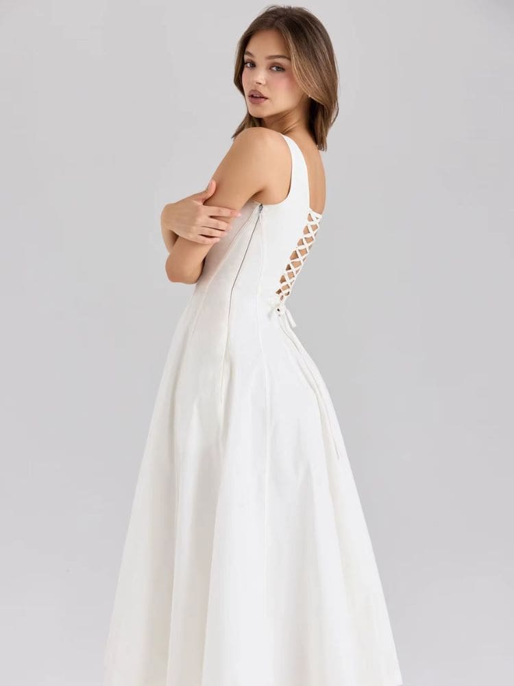 Detalhe do zíper lateral invisível no vestido midi - Moda Origem