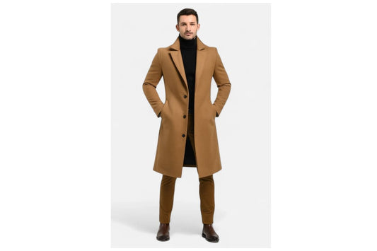Sobretudo masculino de lã marrom sobreposto a blusa gola alta preta, modelo longo slim de inverno da Moda Origem