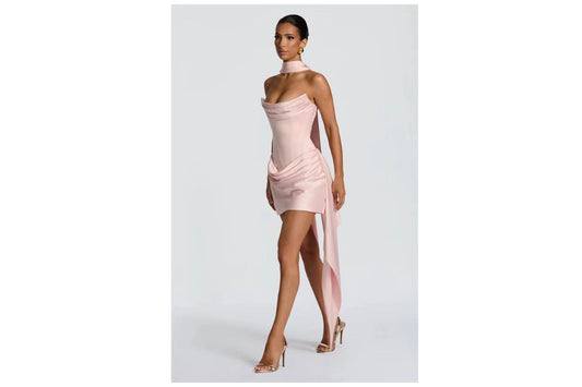 vestido de cetim em um look incrível com os acessórios e sandália metalizada