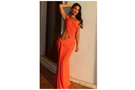 Modelo usando vestido laranja tomara que caia tendência Verão 2026 na praia - Moda Origem