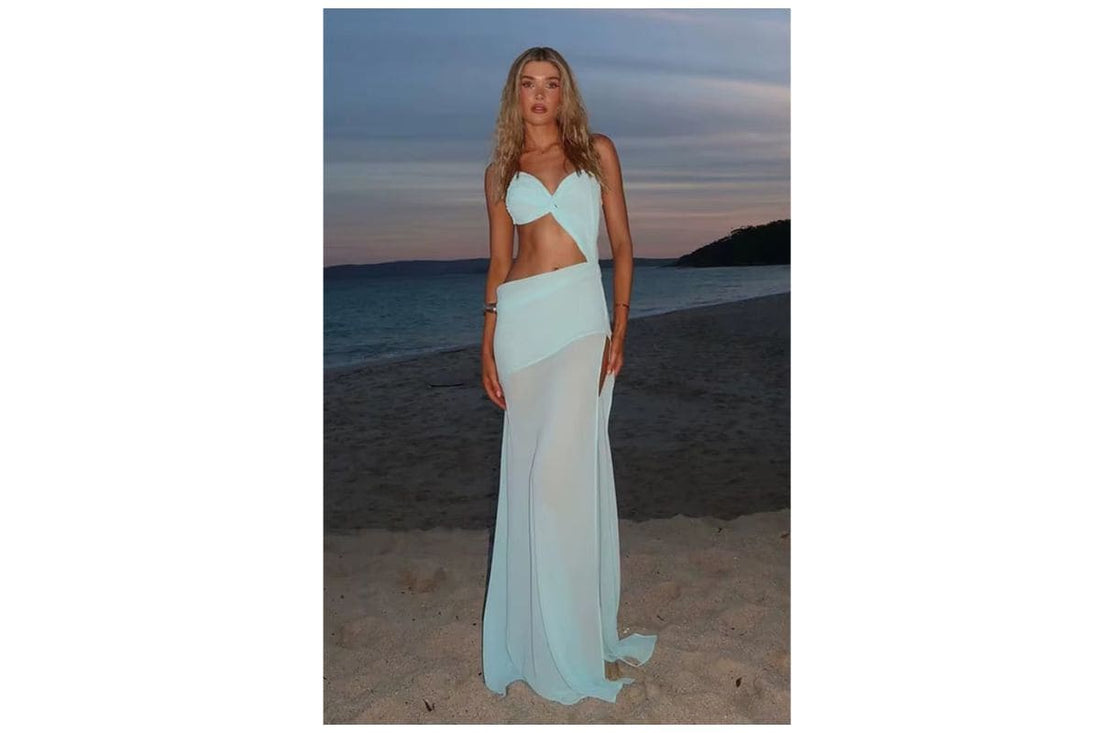 Vestido de praia feminino na cor azul piscina com recortes modernos e geométricos, tendência de moda verão 2026, perfeito para praia, resort e combinações elegantes