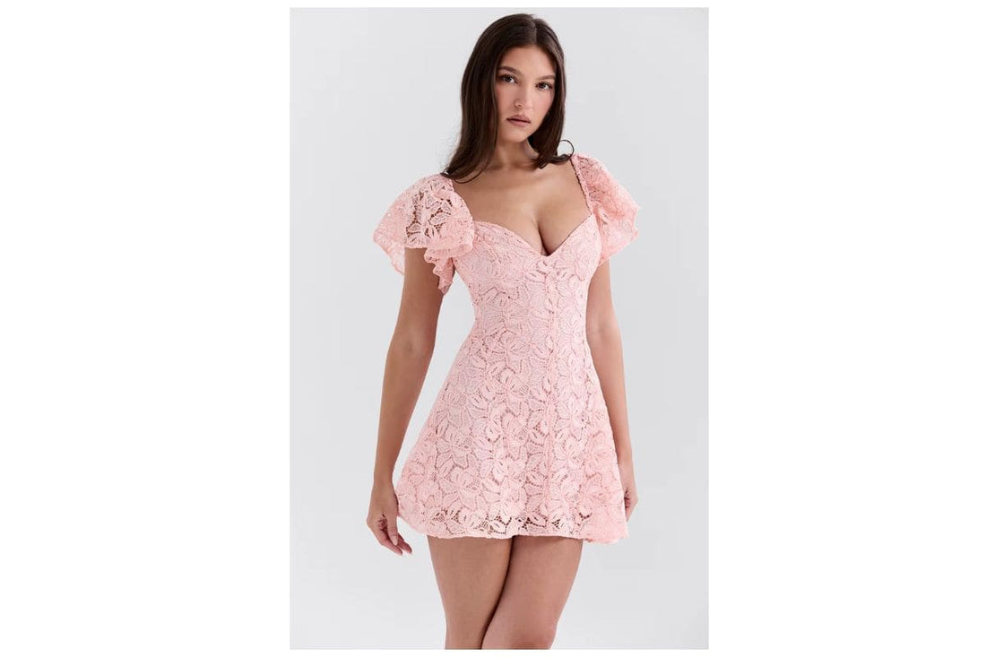 Vestido rosa claro de renda com decote em V e mangas bufantes, modelo feminino elegante da Moda Origem