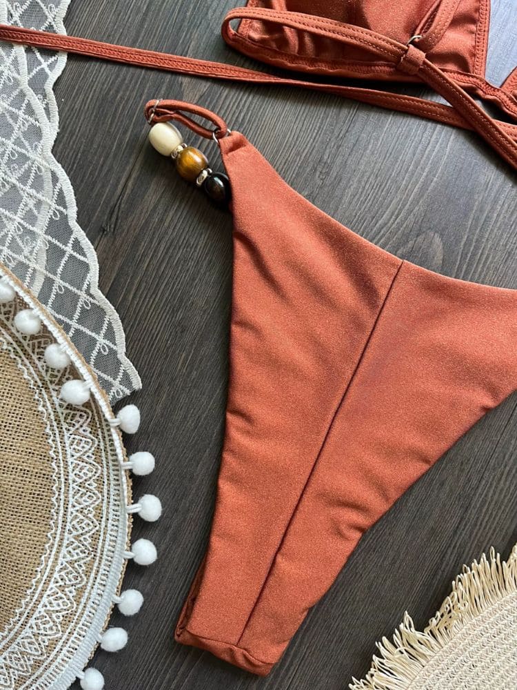 Detalhes da calcinha asa delta com contas decorativas do Biquíni Feminino Marrom Trançado com Bojo da Moda Origem